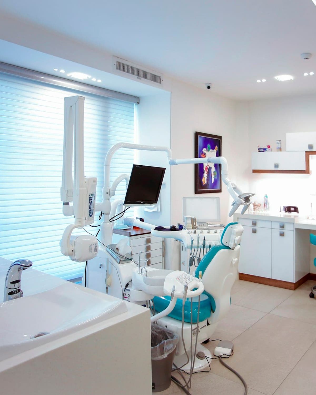 Studio dentistico luminoso con poltrona e strumentazione moderna