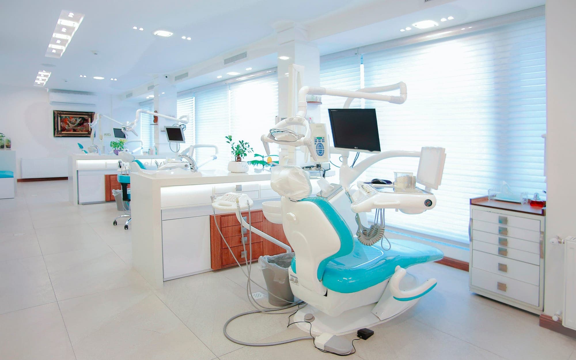 Sala trattamenti luminosa con poltrona odontoiatrica